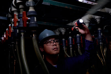 The Fluke FL-120 EX Intrinsically Safe Flashlight in a dark area